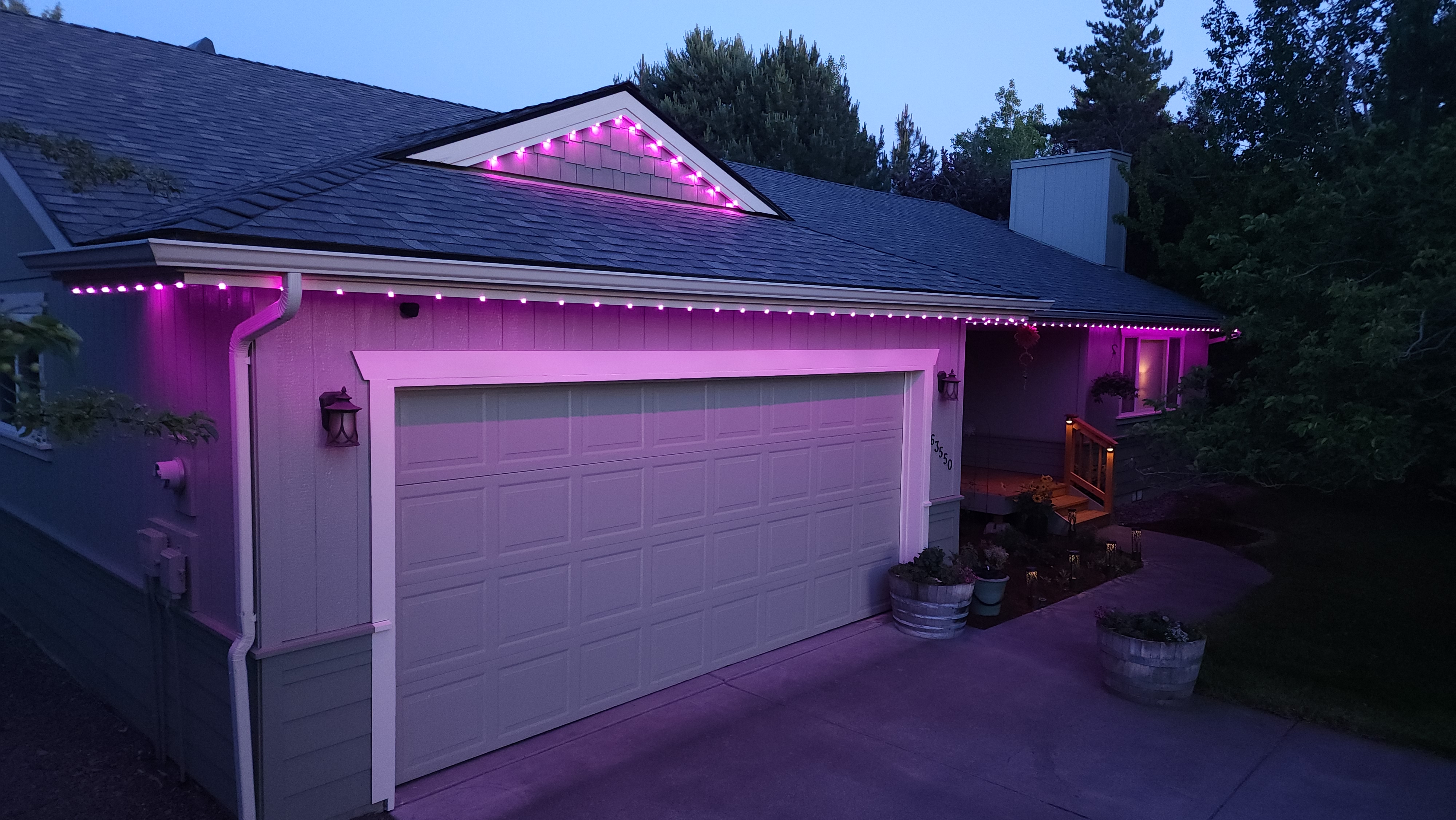 Permanent holiday roofline lighting