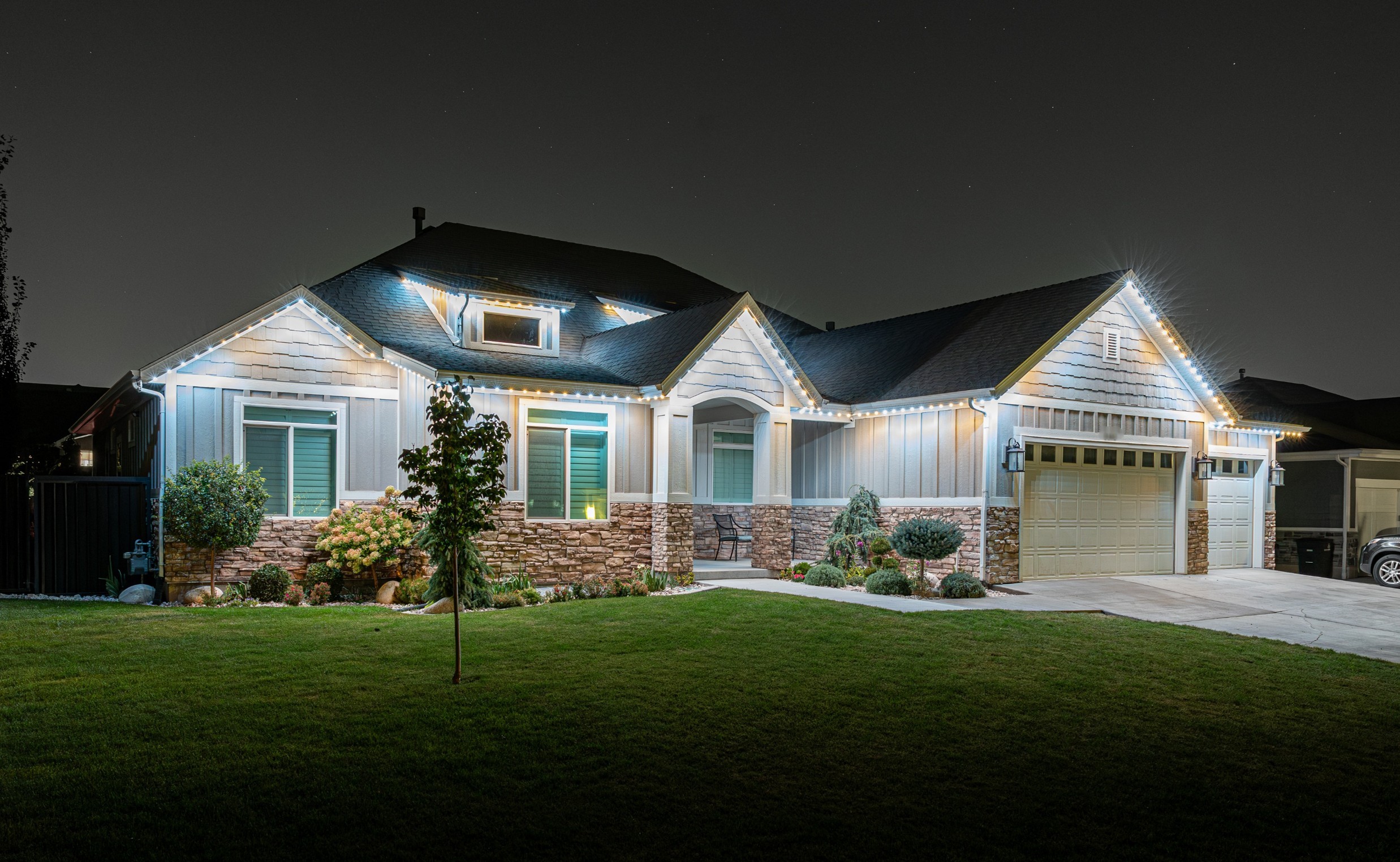 New Year's roofline lighting